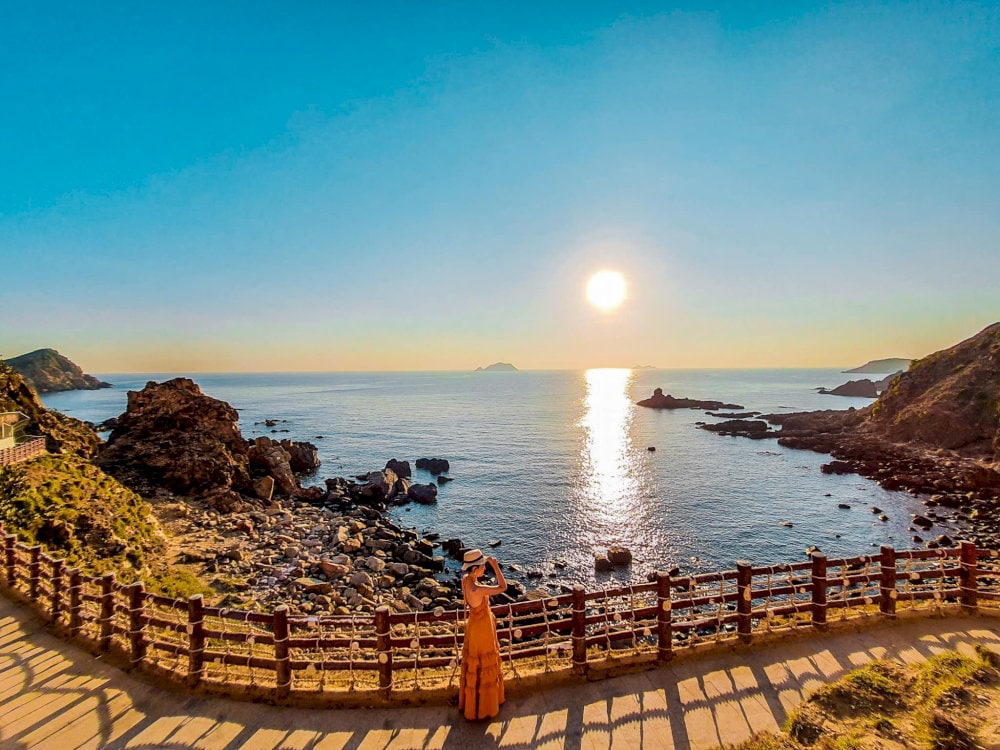 Ngắm hoàng hôn cực chill tại Eo Gió Quy Nhơn 